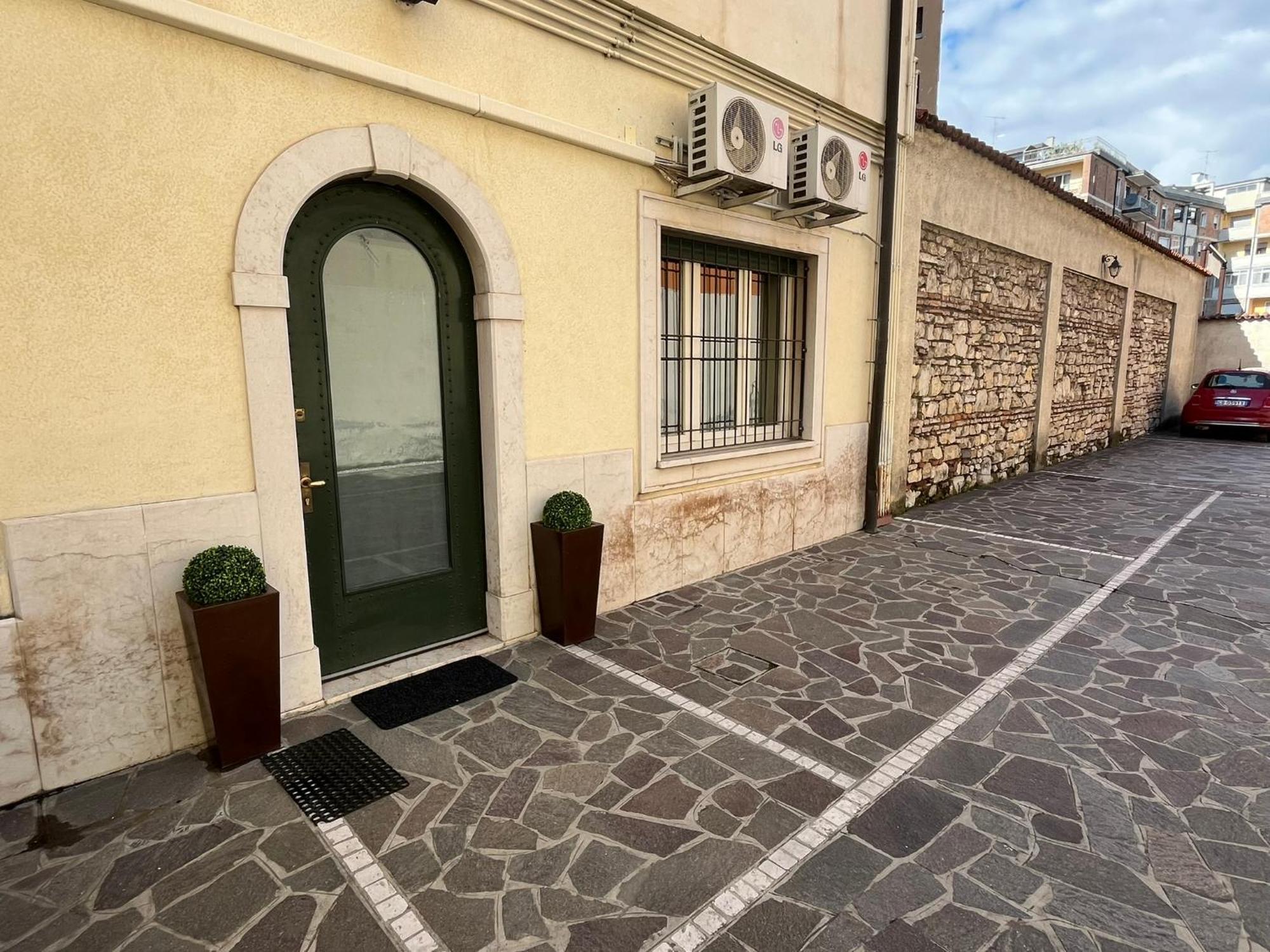 Apartmán Elegante Bilocale Con Posto Auto Privato Brescia Exteriér fotografie